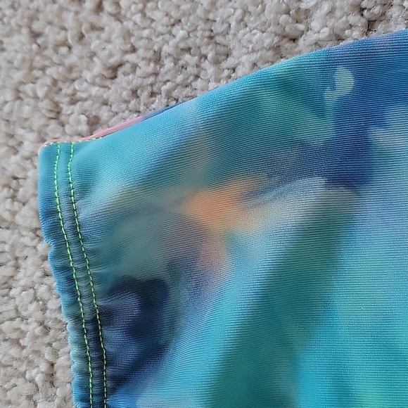 Pastel tie-dye tube top, fits tight, stretchy material - Picture 4 of 4
